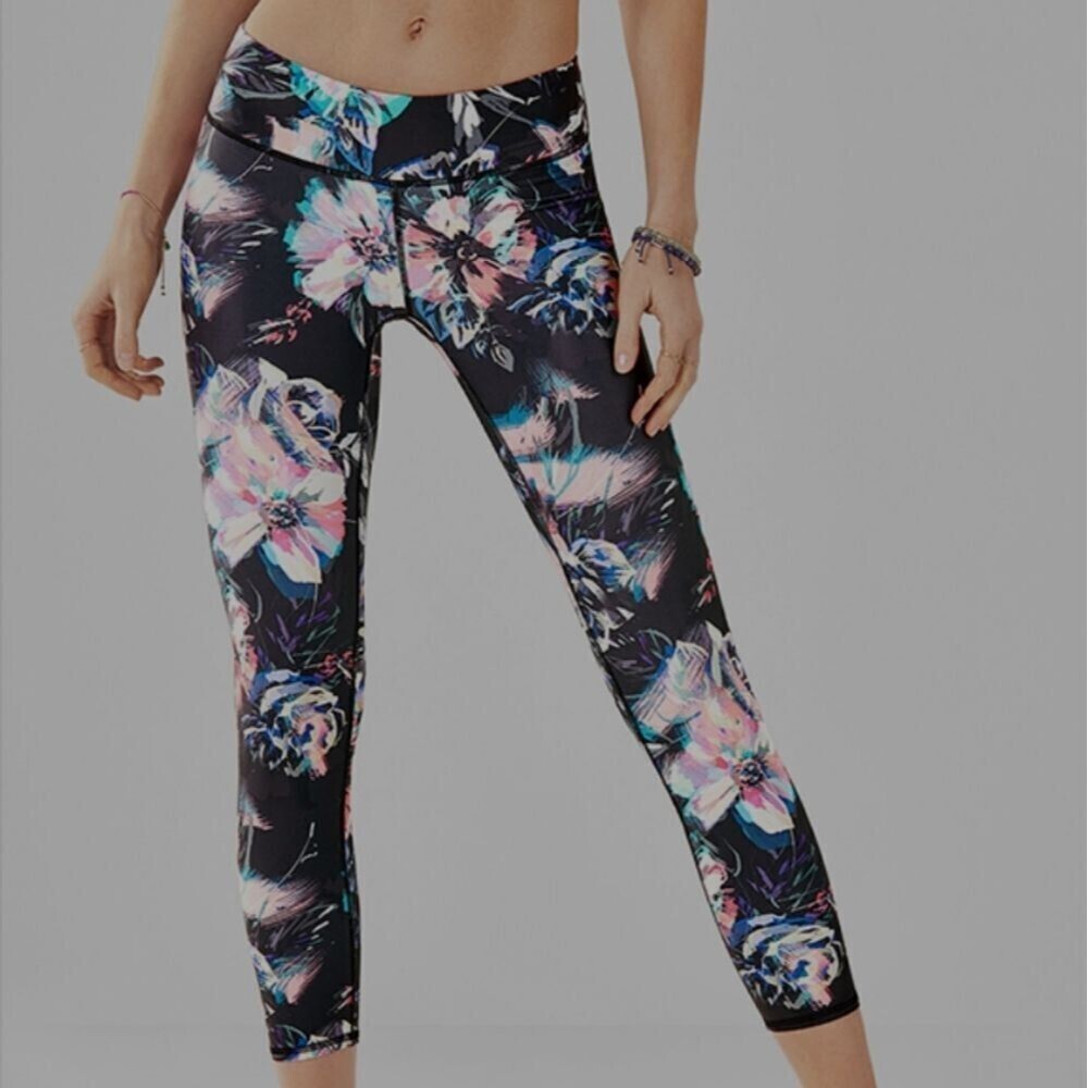Fabletics Mid-Rise Kaleidoscope Floral Print Powerlite Capri leggings Sz Small